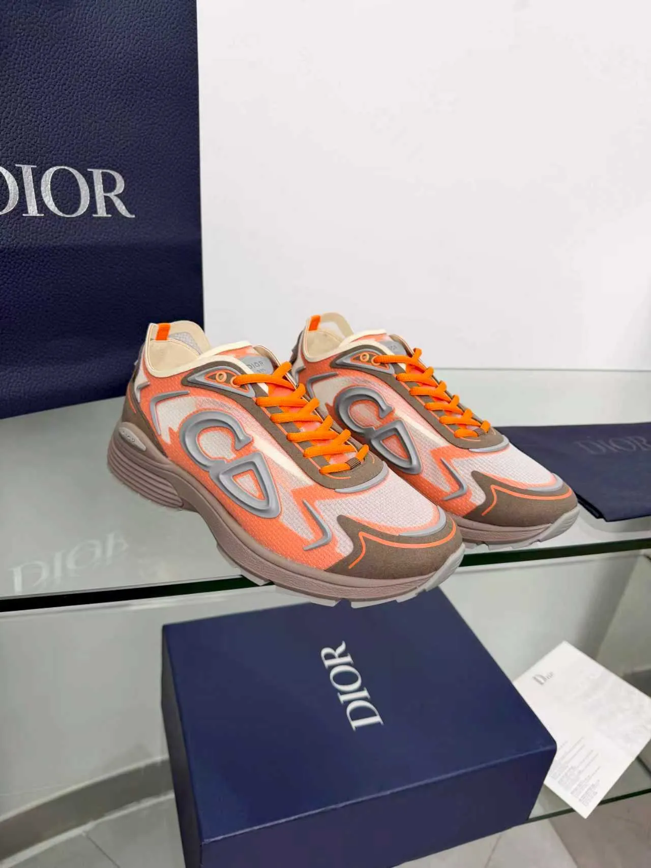 Men's men's shoes P560! DIOR#B30 COUNTDOWN TECH shoes 1. Inspired by lighter running shoes this season 2. Made of multi-layer transparent nylon upper, full of futuristic feel 3. CD30 rubber logo on the tongue/heel to highlight the brand style 4. Equipped with ultra-light foam midsole for the ultimate comfortable wearing experience 5. The entire series uses WELDED (seamless bonding) technology to ensure durability and lightness 6. Full-size dopamine color matching, perfect choice for couples shoes😜